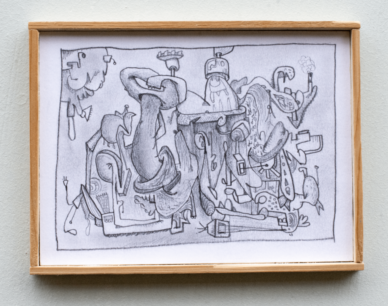 Innrammet blyanttegning med surrealistiske figurer